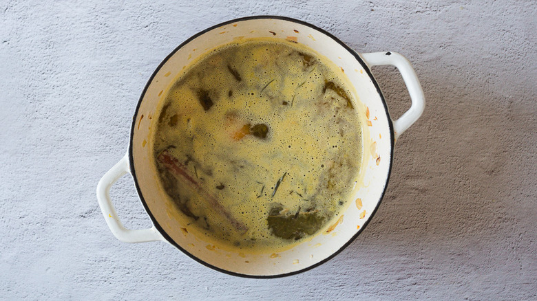 Boiling rice and chicken pot