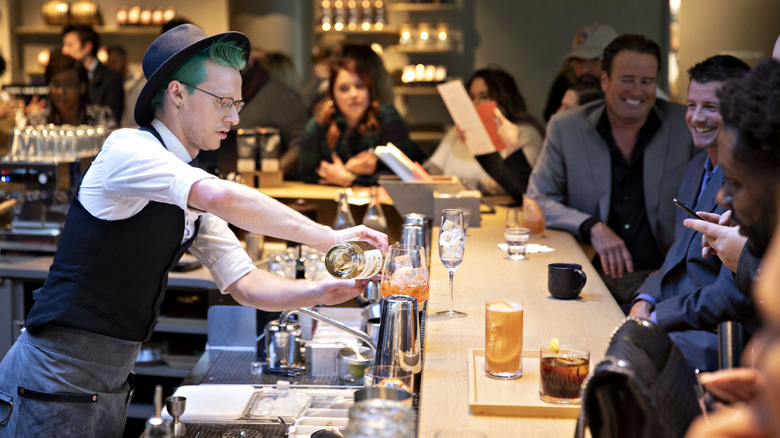 barista making drinks starbucks reserve