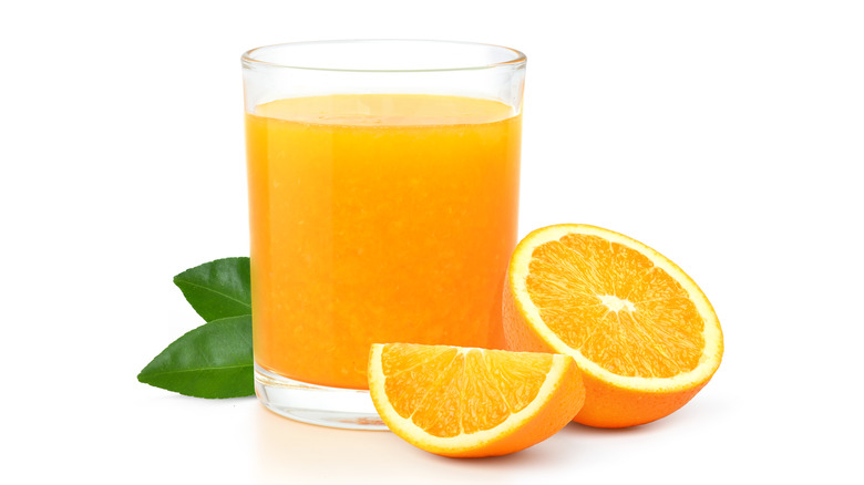 glass of orange juice with fresh orange slices