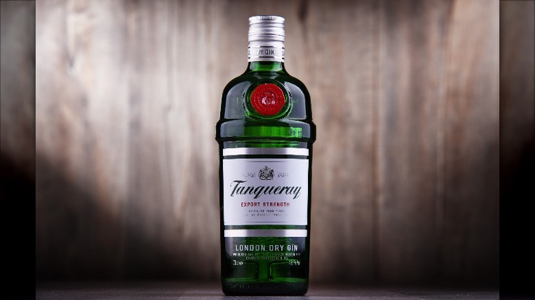 tanqueray gin bottle