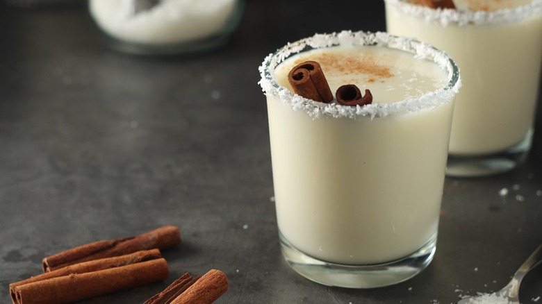 coquito with cinnamon sticks