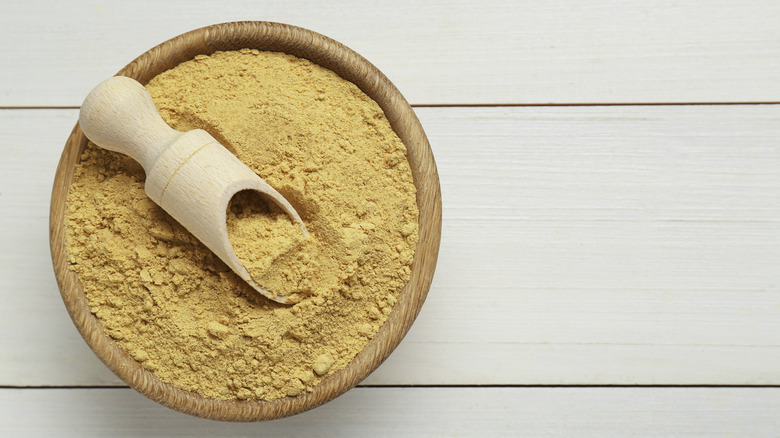 Mustard powder in bowl