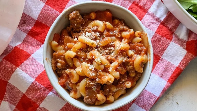 Top-down view of American chop suey