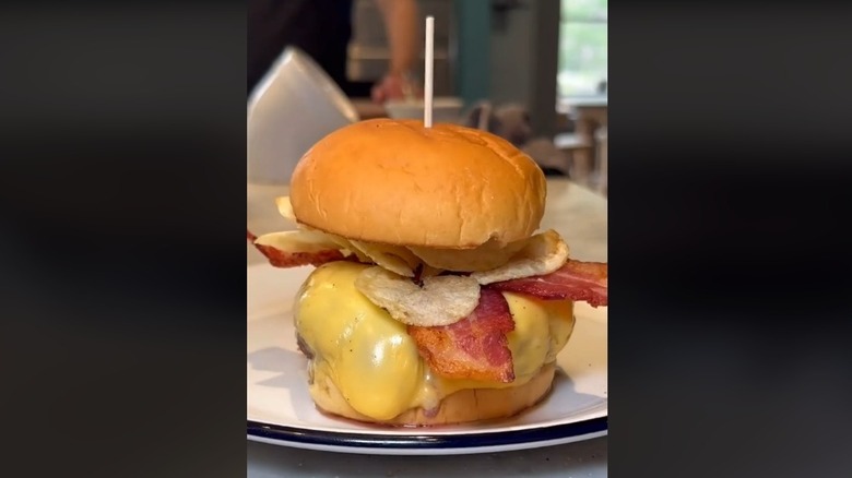 Bacon crunchburger with melted cheese and potato chips