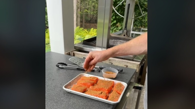 Seasoning salmon filets with dried herbs and spices