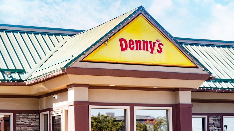 Denny's sign