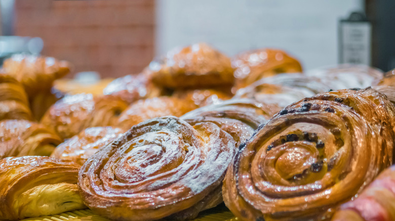 Cinnamon rolls in grocery store