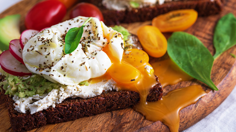 Toast with cottage cheese, egg, vegetables