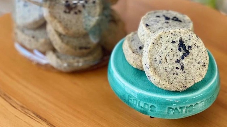 Black sesame cookies