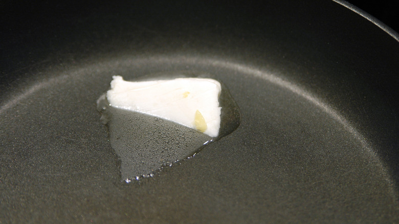 Rendering fat in a frying pan with non-stick coating