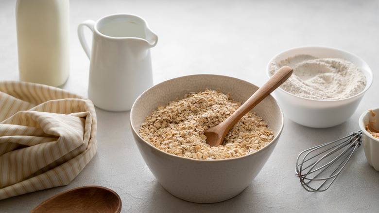 bowl of oat flakes