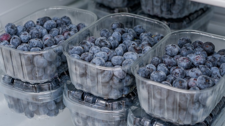 blueberries stored in plastic containers