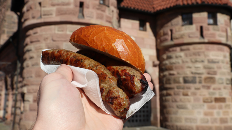 Fränkische bratwurst in a bun