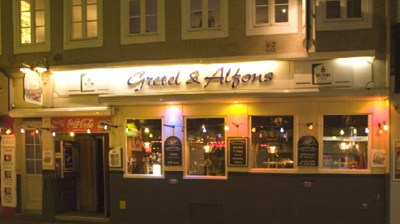 The front of Gretel and Alfons at night