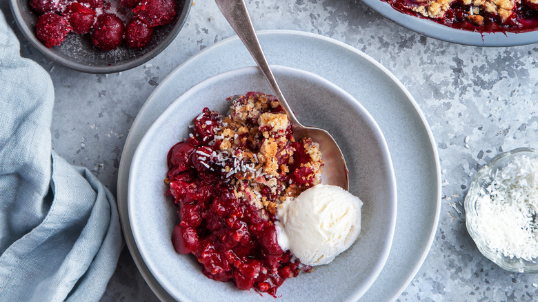 Berry crumble with ice cream