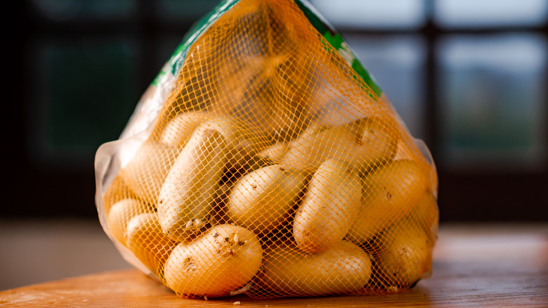 potatoes in poly mesh bag 