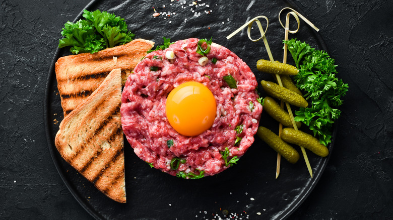 Steak tartare with gherkins 