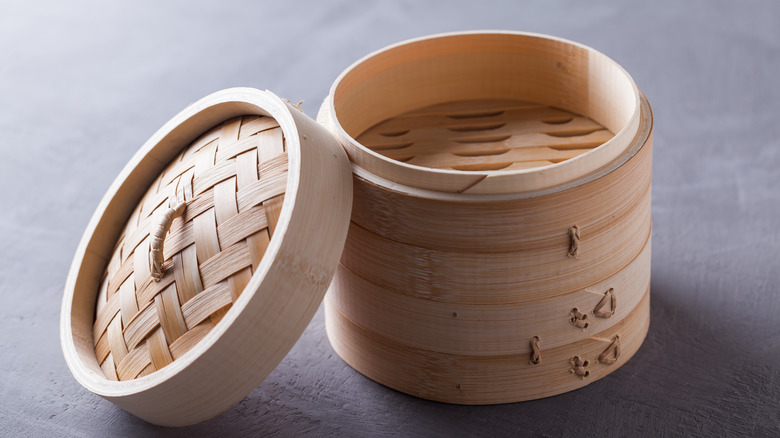 Bamboo steamers and lid