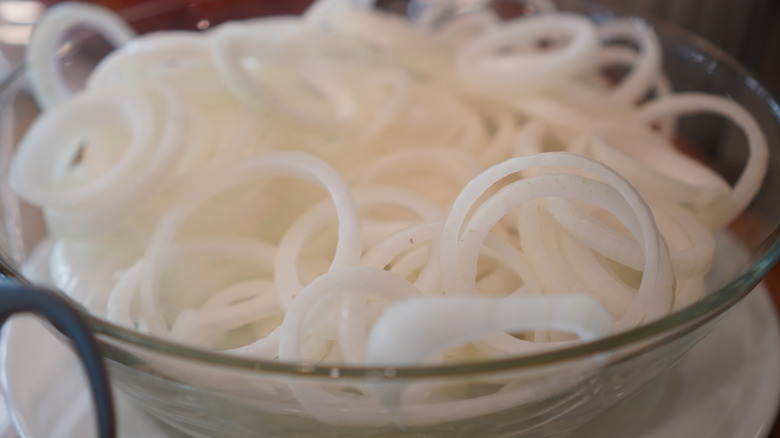 sliced onions in bowl