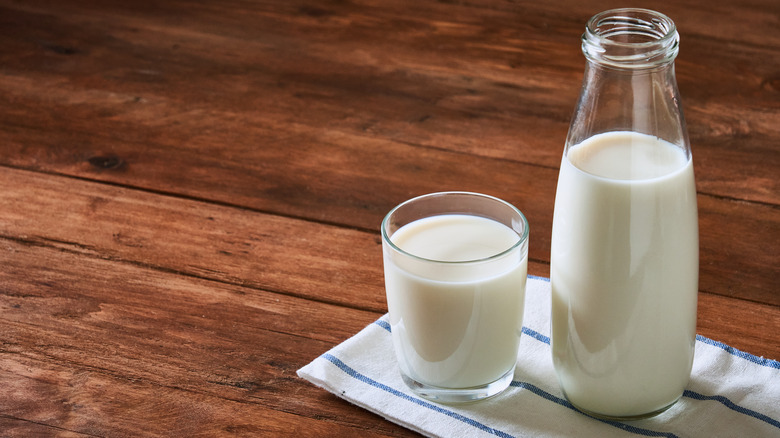 Bottle and glass of cow's milk