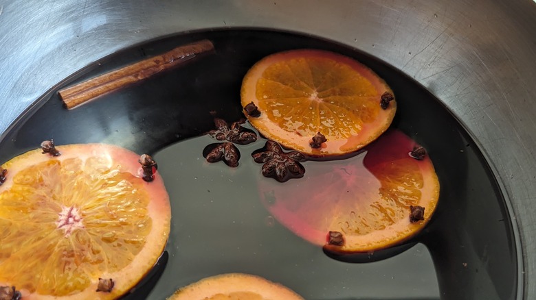 Wine mulling in pot