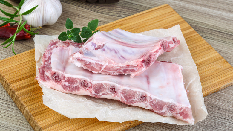 raw ribs with seasonings