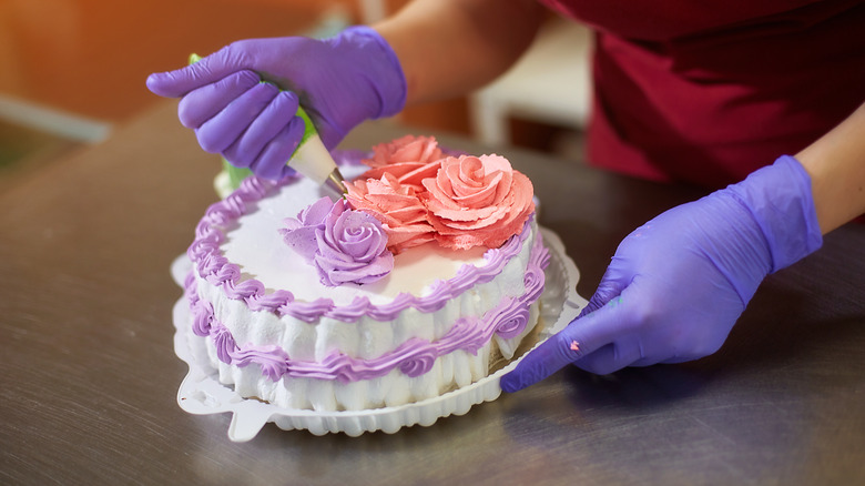 pastry chef piping cake flowers