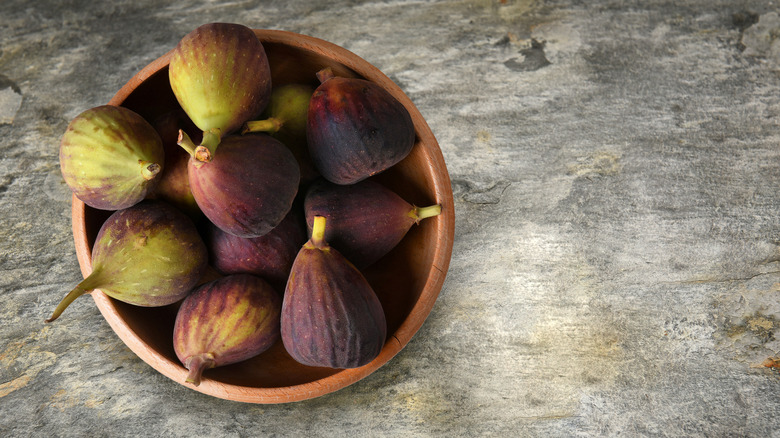 Calimyrna figs in bowl