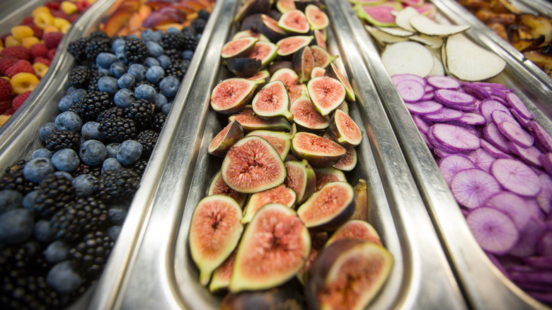 Sierra figs in container with other fruits nearby