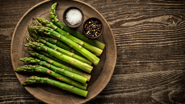 asparagus on plate