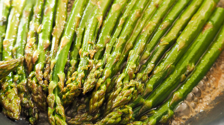 asparagus spears cooking