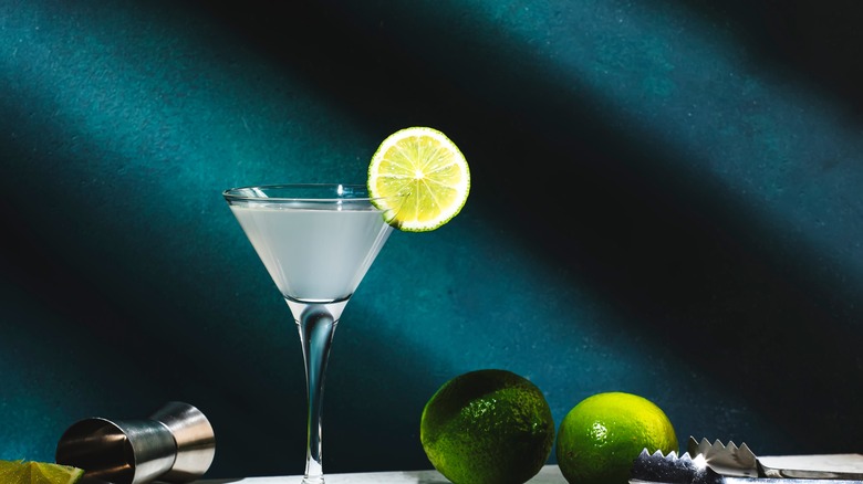 vodka gimlet with limes