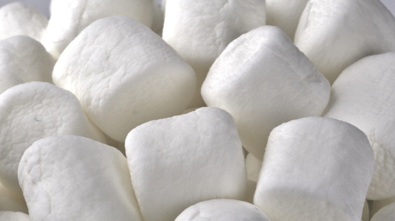 Large white marshmallows sit in a big pile.