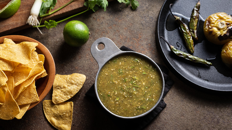 Salsa verde, tortilla chips