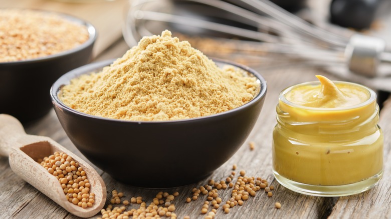 Mustard powder in bowl