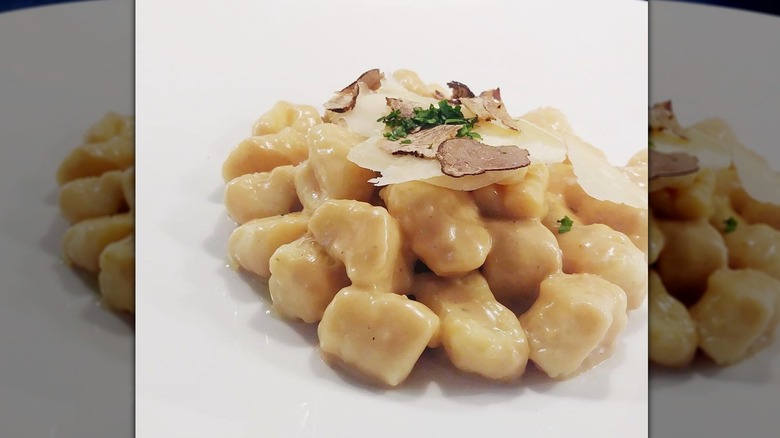 Gnocchi in brown sauce 