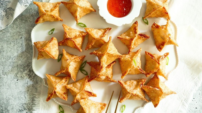 crab rangoon with dipping sauce