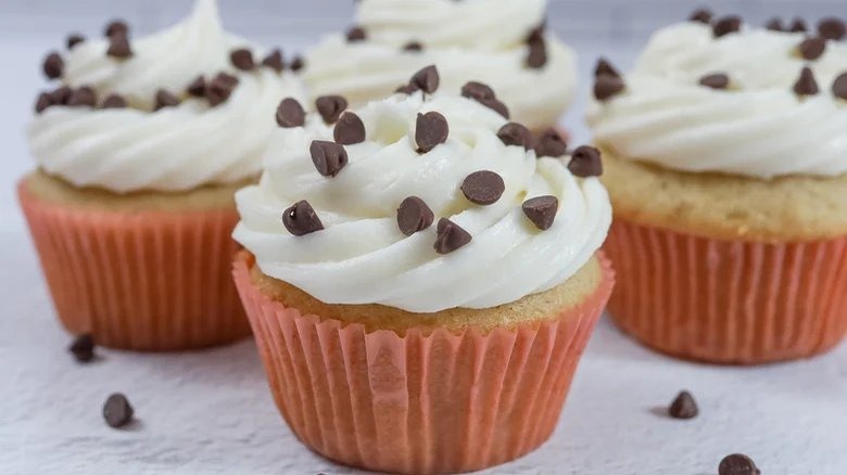 cannoli cupcakes frosted and served