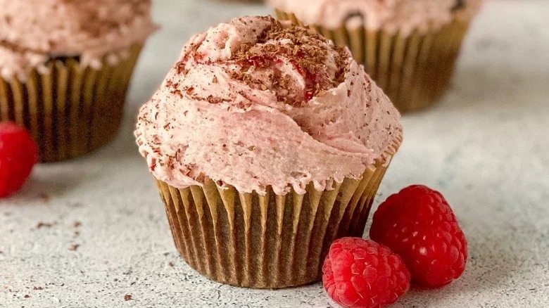 chocolate raspberry cupcakes with raspberries