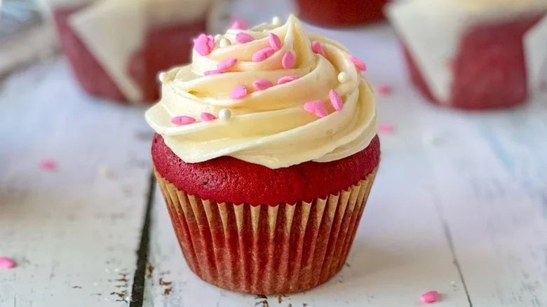 frosted red velvet cupcakes
