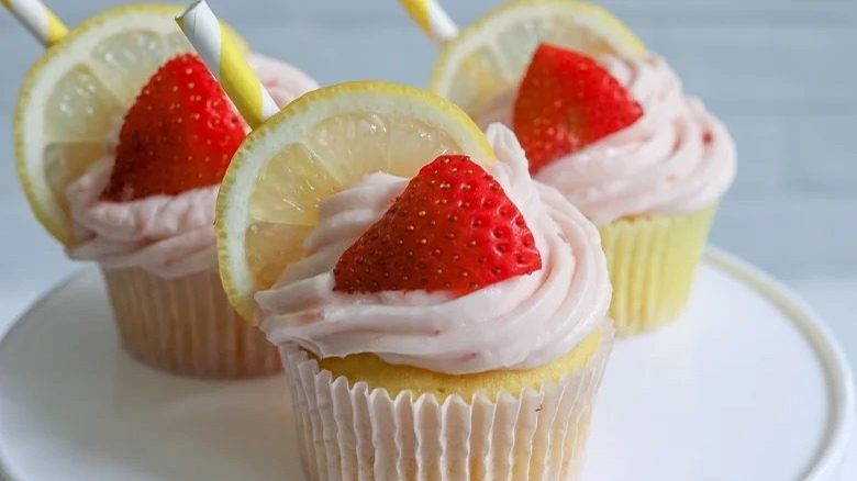 strawberry lemon cupcakes with straws