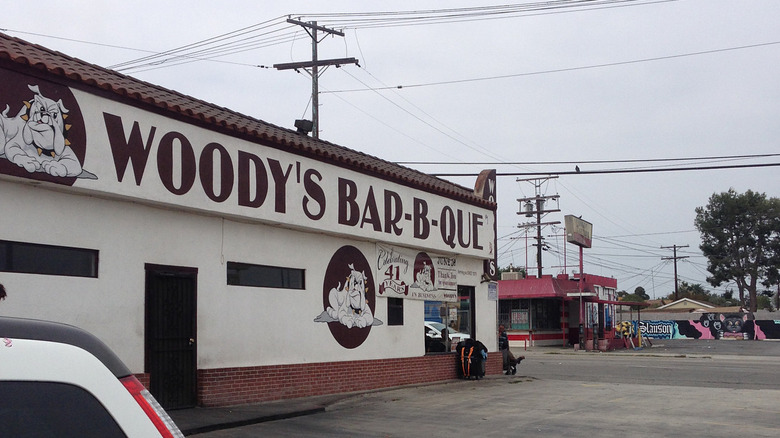 Woody's Bar-B-Que Slauson location exterior