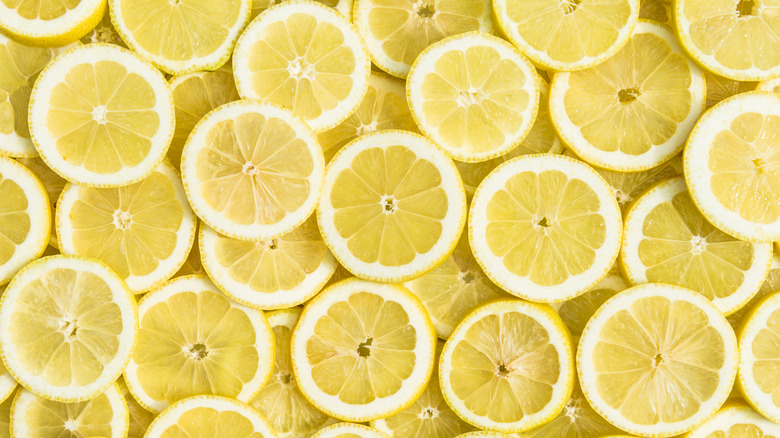 Many lemon slices