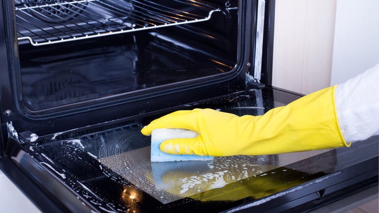 Cleaning inside of oven door