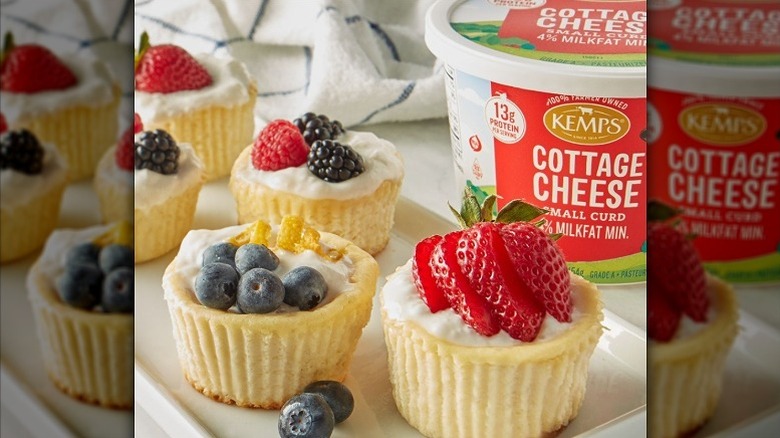 Cottage cheese with fruit in cake cups