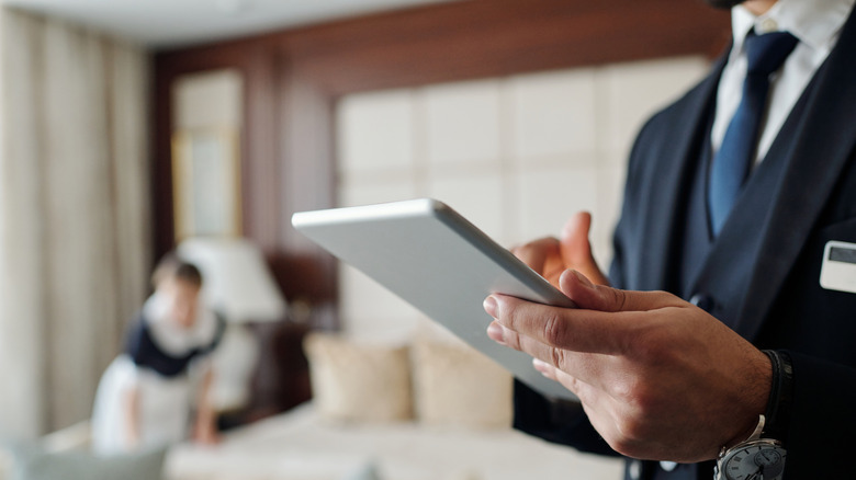 Man scrolling through a guestlist