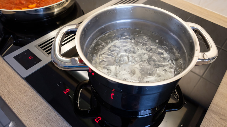 induction stove boiling water