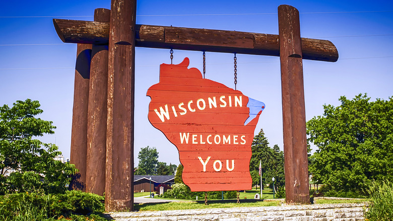 wisconsin welcomes you sign