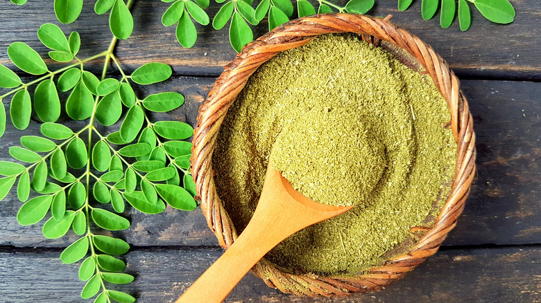 Moringa powder with leaves