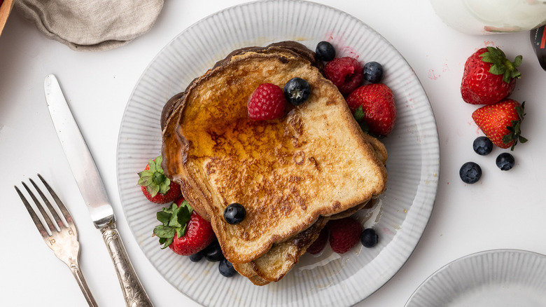 French toast with berries 